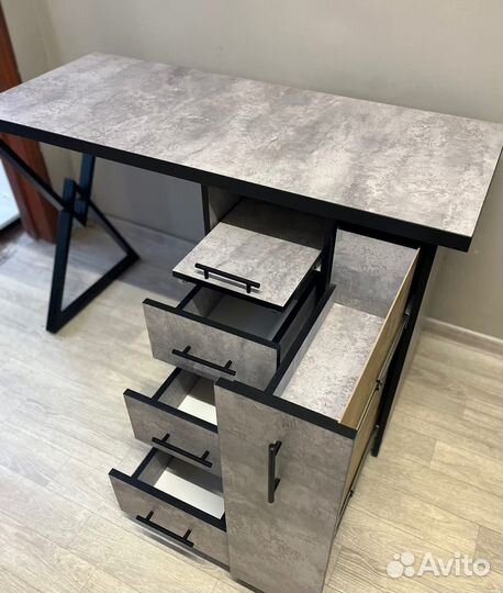 Маникюрный стол