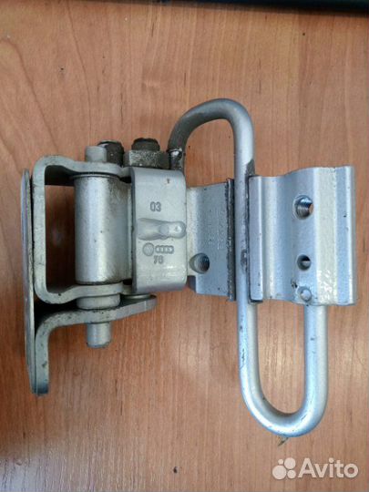 Петля двери нижняя задняя левая Volkswagen Passat