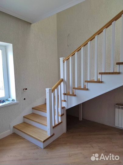 Лестница из ясеня на металлическом каркасе