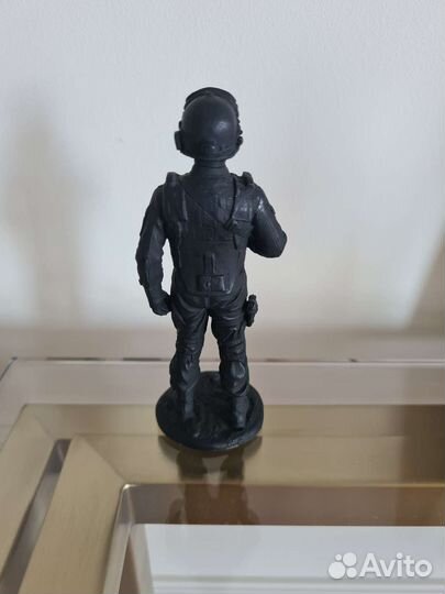 Чугунная статуэтка боец