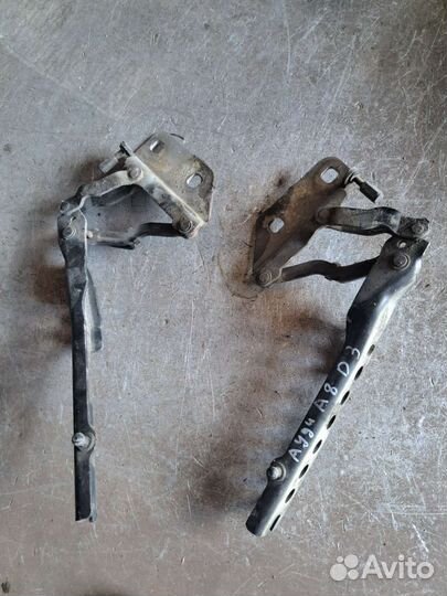 Петля капота на Audi A8 D3