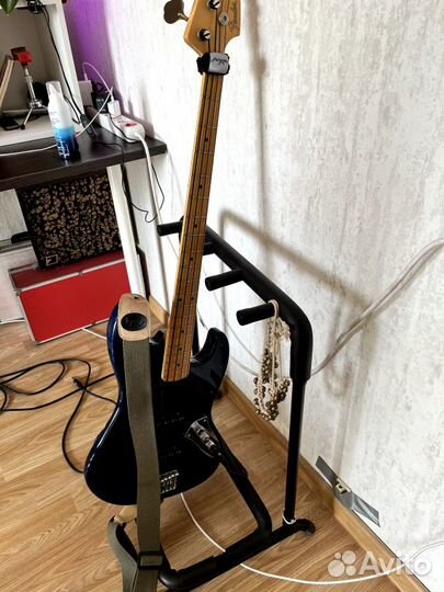 Стойка для трех гитар