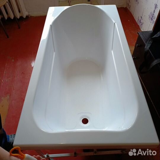 Ванна акриловая 140на70, ножки +экран, всего 8000