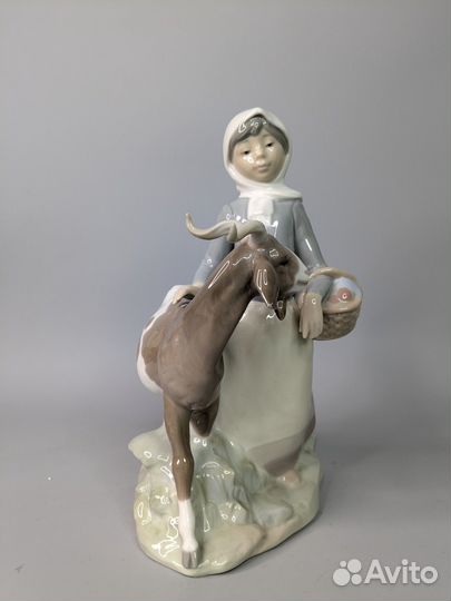 Статуэтка Девушка с козой Lladro