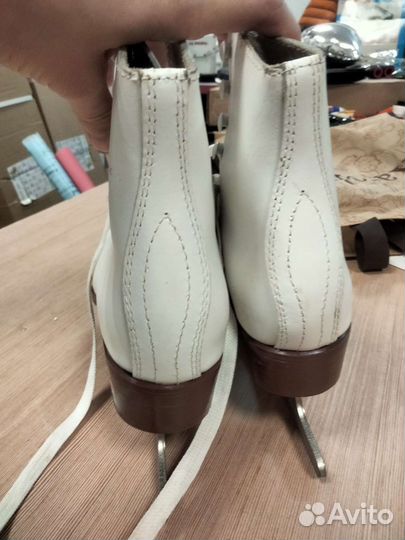 Коньки фигурные 32 р натуральная кожа