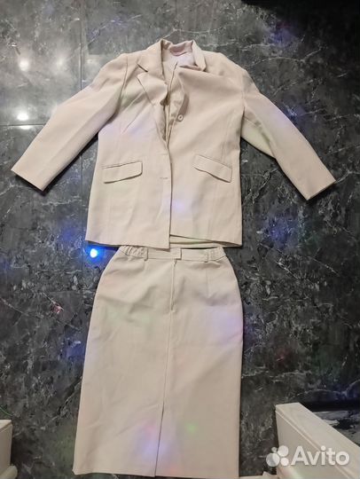 Костюм женский юбка и пиджак