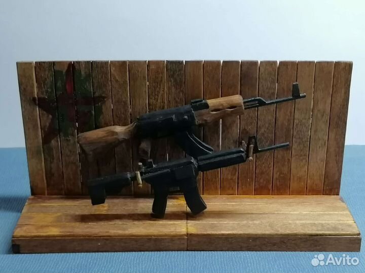 Миниатюрные макеты оружия из дерева на подставке