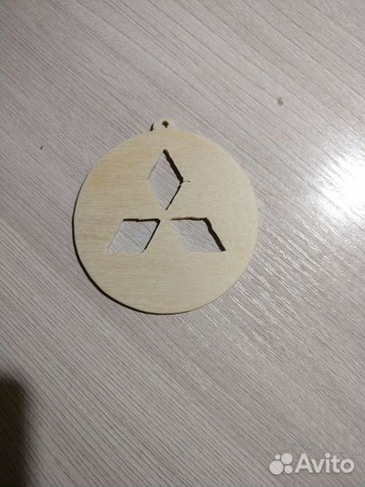 Логотип Митсубиси из дерева