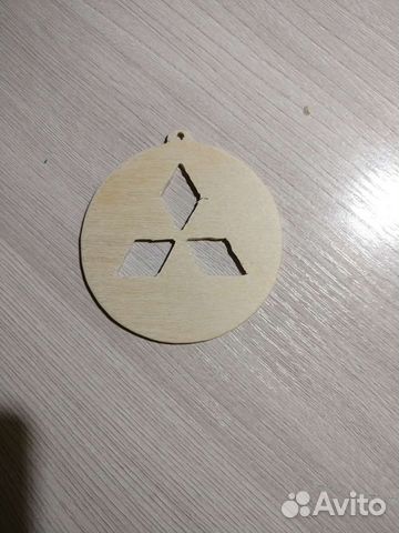 Логотип Митсубиси из дерева