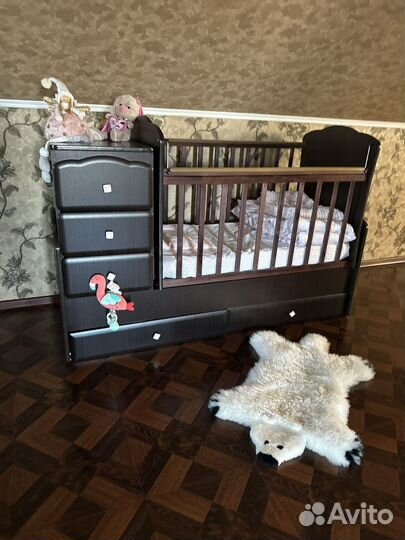 Детская кроватка с маятником и комодом