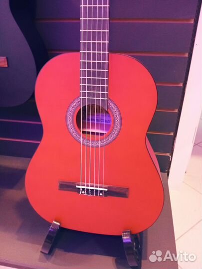 Гитара красная