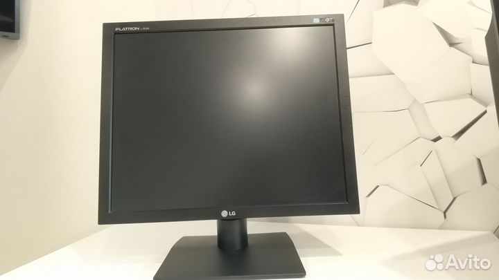 Монитор LG l1919s