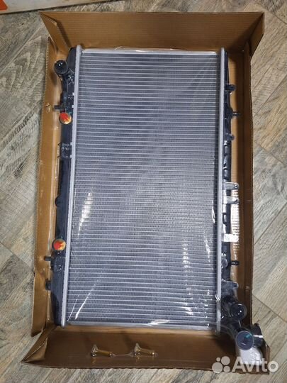 Радиатор охлаждения Nissan primera p10 90-96 год