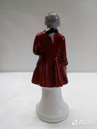 Фарфоровая статуэтка