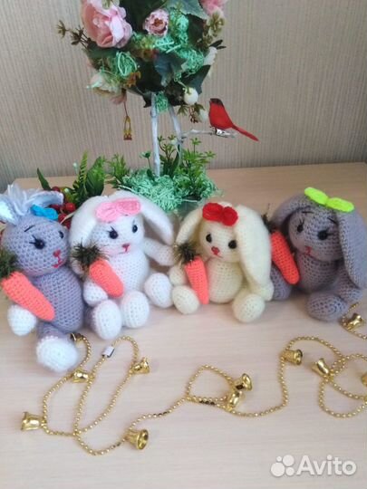 Вязаная игрушка пасхальный Зайка