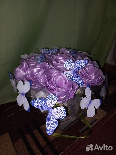 Букет из атласных лент и бабочек. В коробке