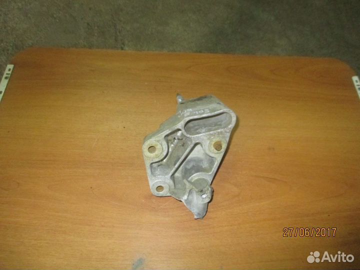 Кронштейн опоры кпп левый 96640048 Chevrolet Epica