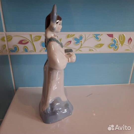 Фарфоровая статуэтка 
