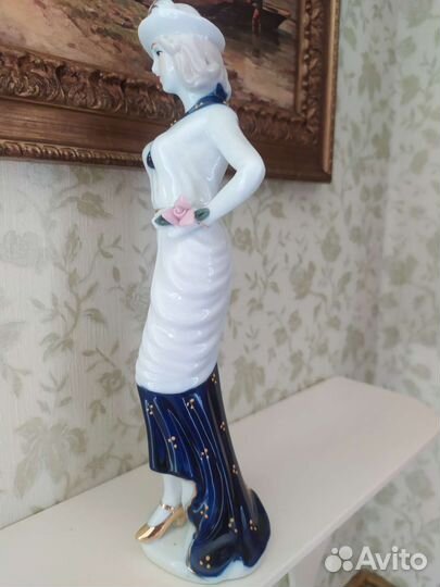 Фарфоровая статуэтка 