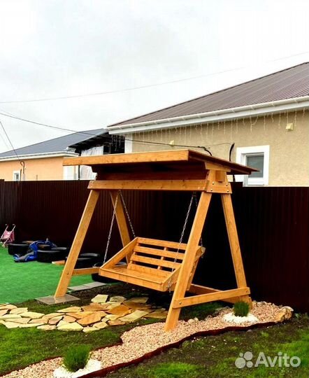 Садовая качеля деревянная