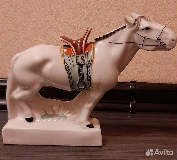 Конь фарфоровый