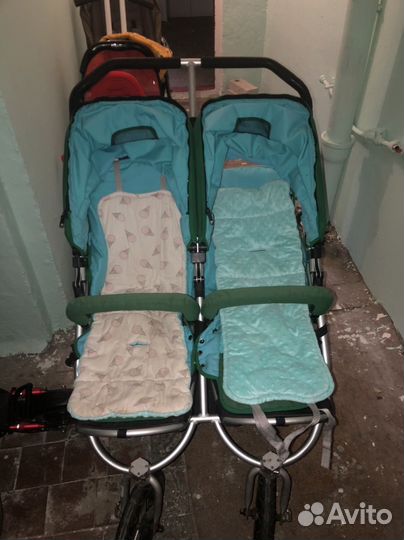 Коляска для двойни bumbleride