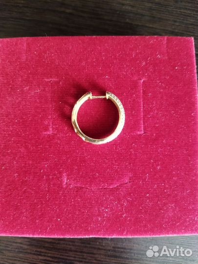 Золотая серьга с бриллиантами мюз