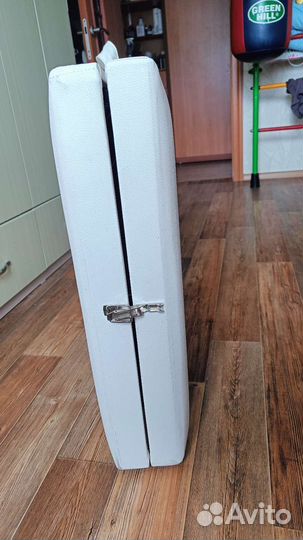 Массажная кушетка с вырезом и подушкой