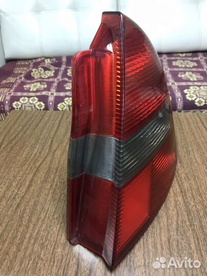 Фонарь правый наружный Mitsubishi Carisma DA