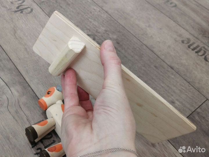 Идёт бычок качается