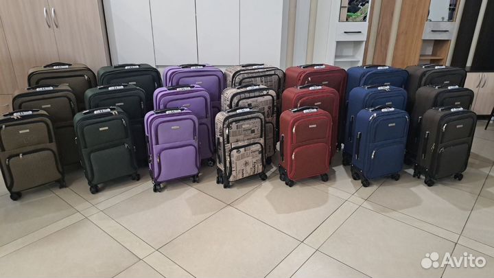 Чемодан на колесах легкий (новый)