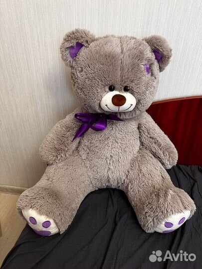Большой плюшевый медведь
