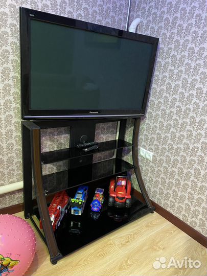 Телевизор Panasonic, продаю вместе с подставкой