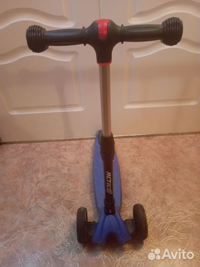 Самокат трёхколёсный со светящимися колесами