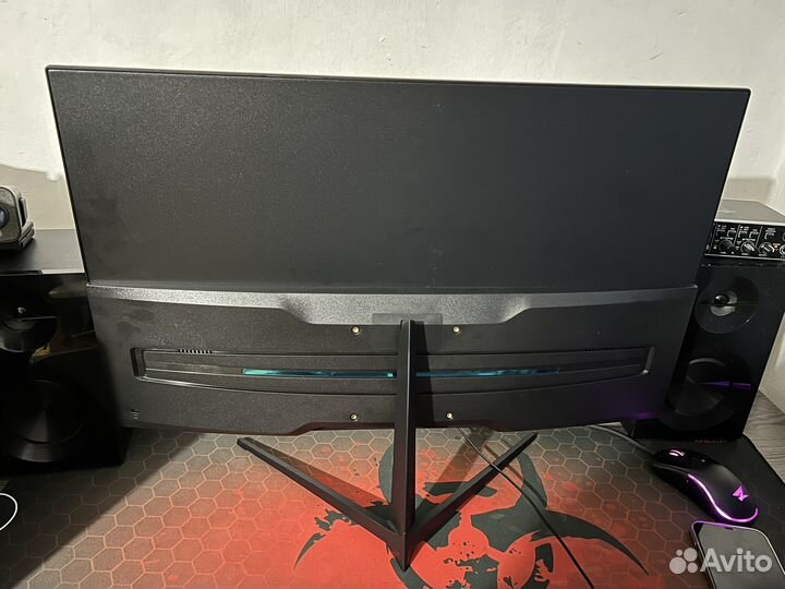 Изогнутый игровой монитор 27