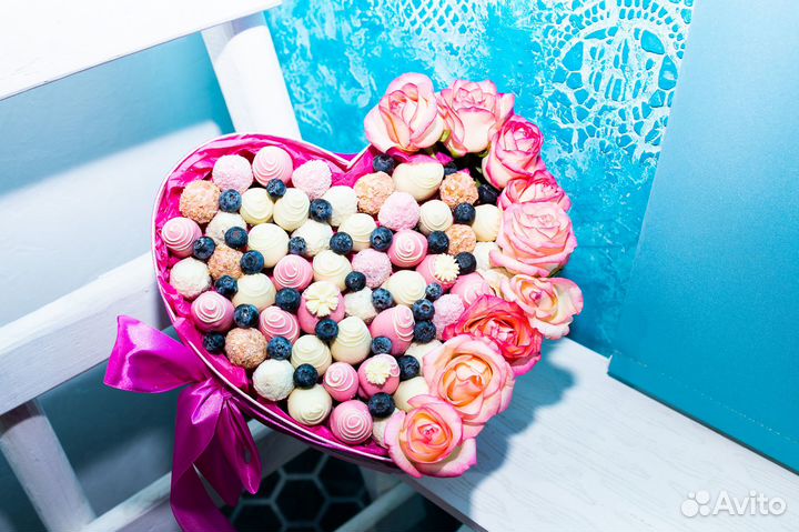 Клубника в шоколаде с цветами в дизайн коробке