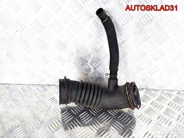 Патрубок воздушного фильтра Toyota Corolla 1ZR-FE