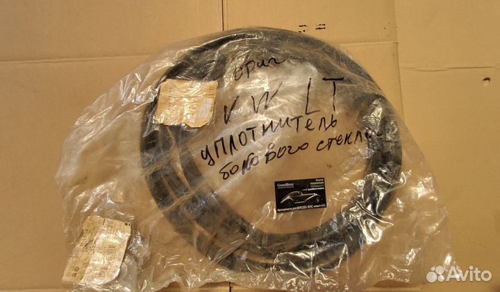 Уплотнитель бокового стекла Volkswagen Lt