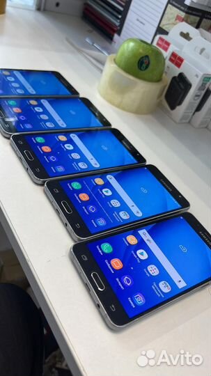 Телефон Samsung j5