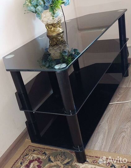 Стеклянная тумба под тв