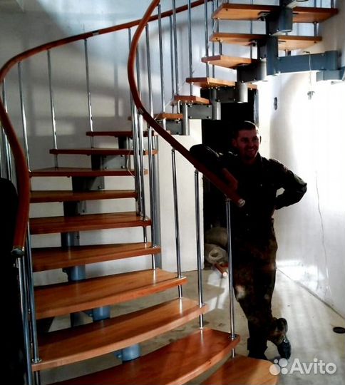 Облицовка лестничного металлокаркаса деревом
