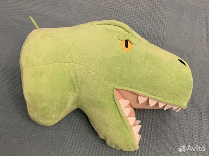 Голова динозавра H&M
