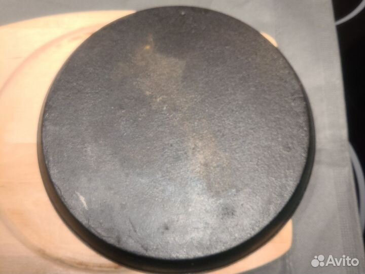 Чугунная сковорода с деревянной подставкой