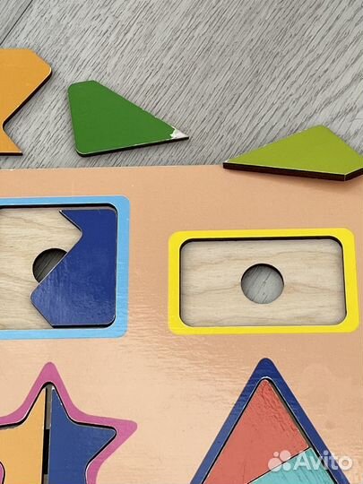 Развивающие игрушки. Рамка-вкладыш Цвета и фигуры