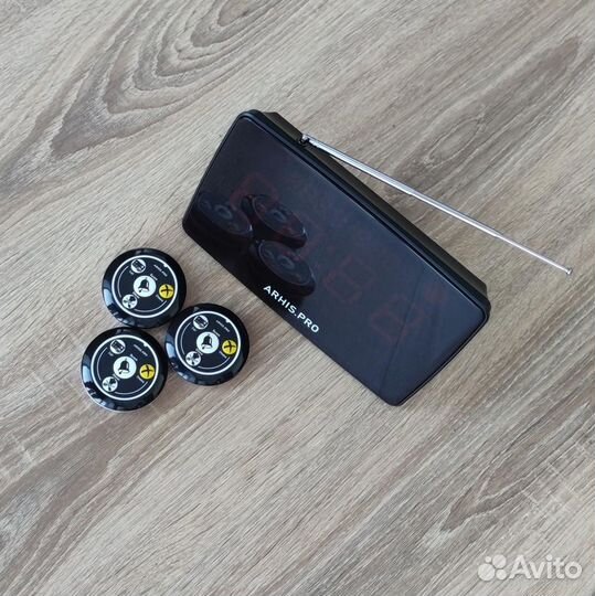 Кнопка вызова персонала и табло для официантов