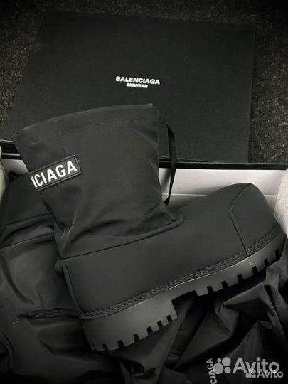 Ваlеnciagа Аlаskа на руках