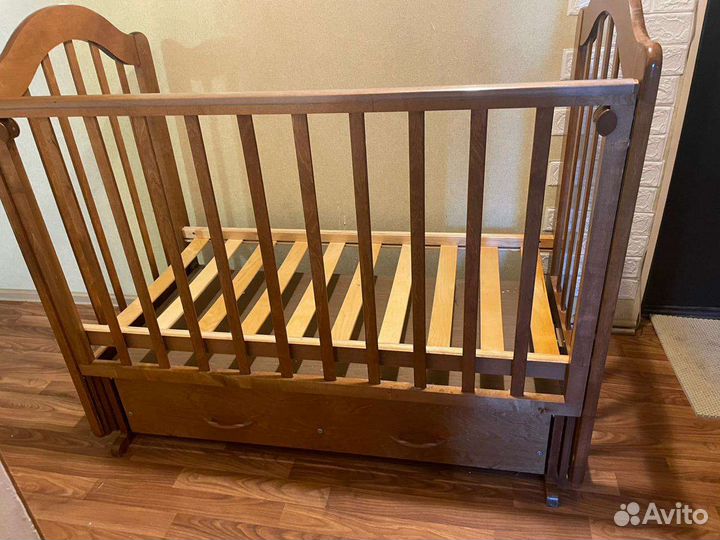 Детская кроватка с маятником
