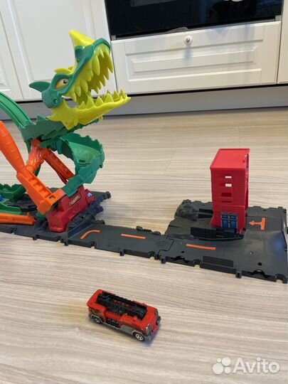 Огневой бой с драконом Hot Wheels