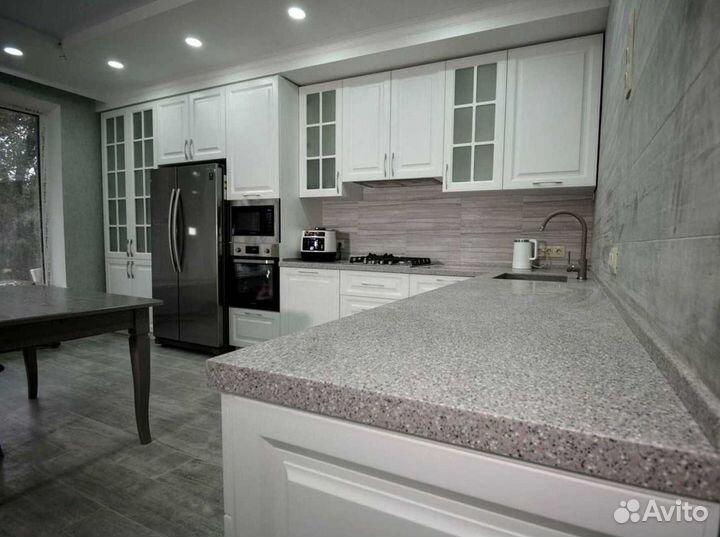 Кухонный гарнитур с каменным островом