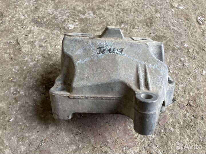 Кронштейн кпп Volkswagen Jetta 6 / Passat 365, 3C5